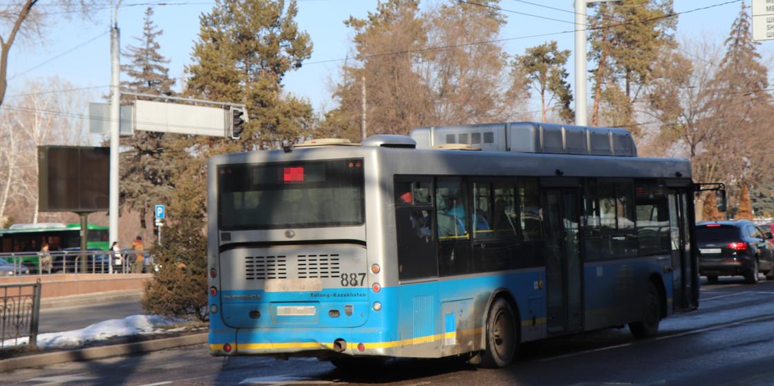 Автобус столкнулся с грузовиком в Атырау: на месте работают 5 "скорых"