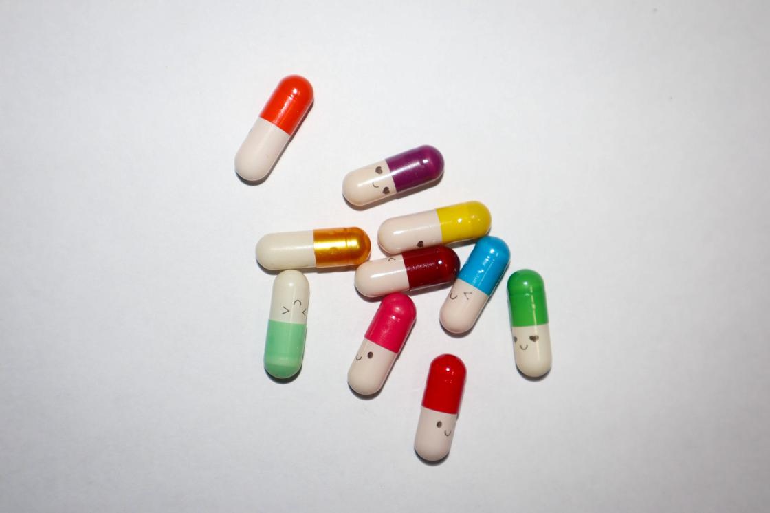 Разноцветные капсулы с лекарствами