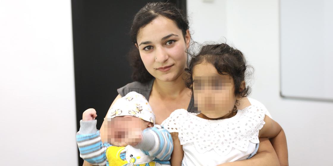 "Боюсь, что заберут детей": 20-летняя девушка живет без документов в Алматинской области