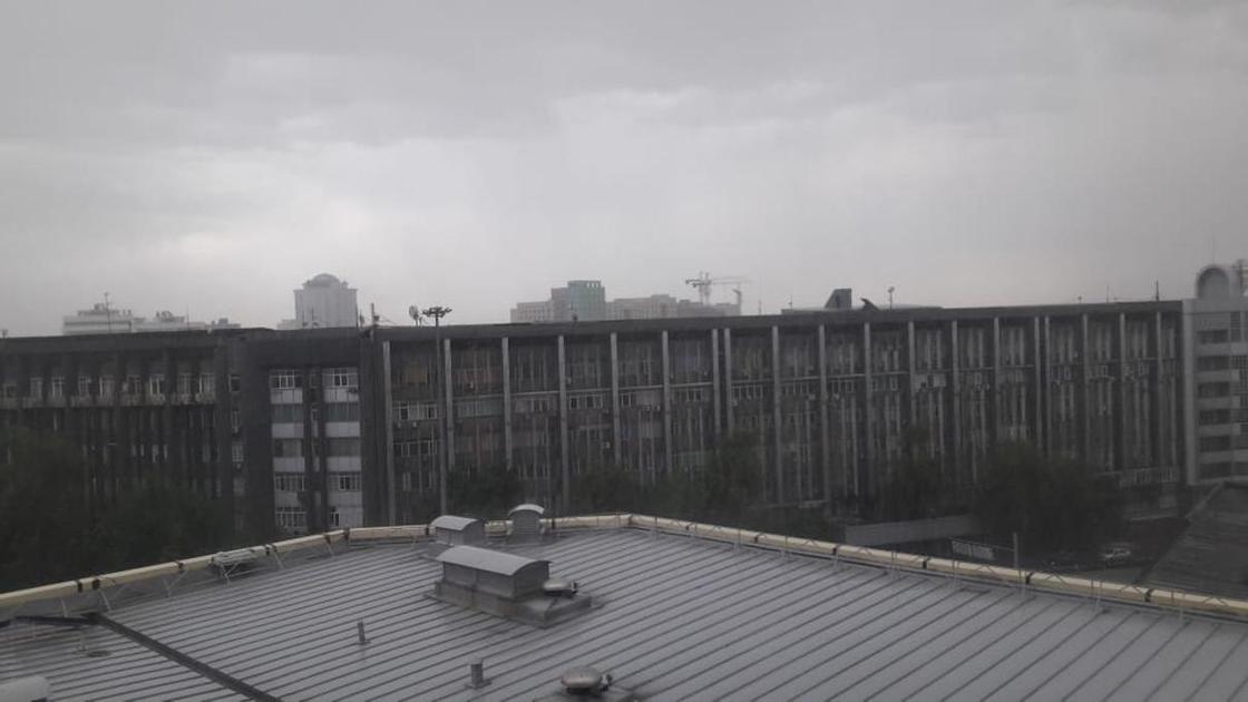 Бешеный ливень и раскаты грома обрушились на Алматы