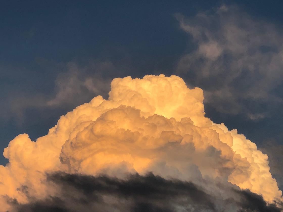 "Огненное" облако в небе засняли алматинцы (фото)