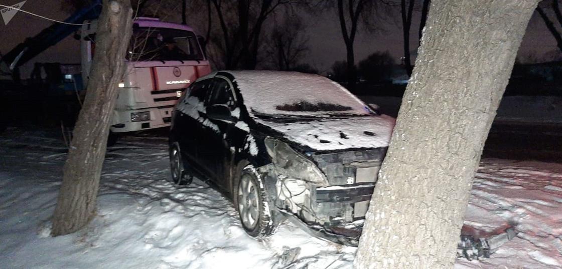 Автомобиль врезался в дерево Автомобиль врезался в дерево