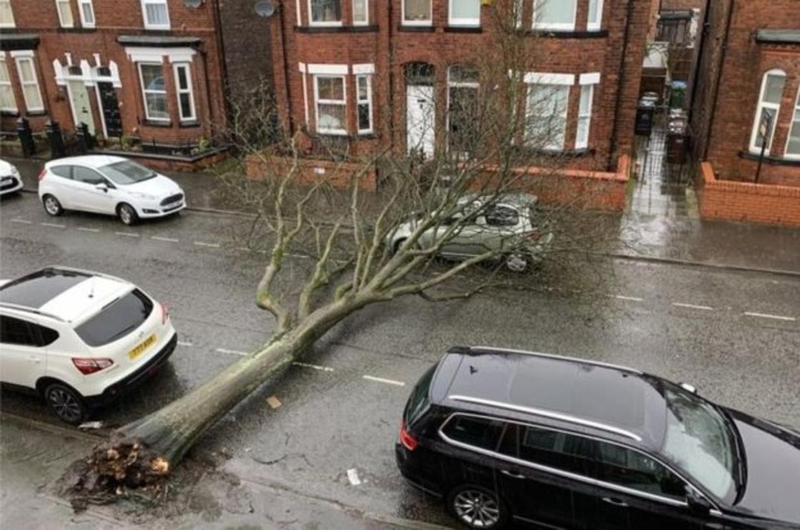 На Британию обрушился мощный ураган "Сиара"