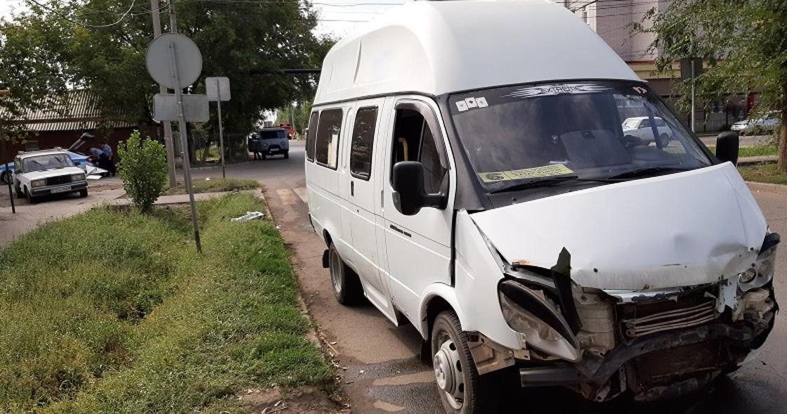 Пассажирский микроавтобус столкнулся с легковушкой в Уральске: один человек погиб (фото)