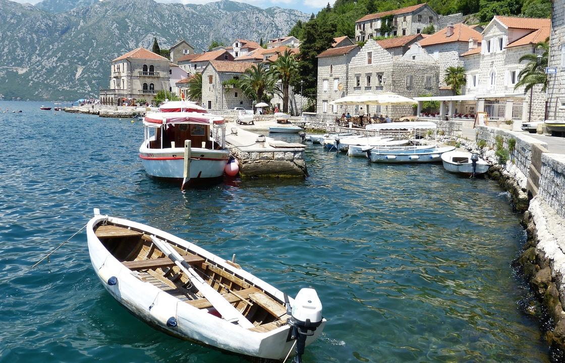 Лодки плавают на берегу Черногории