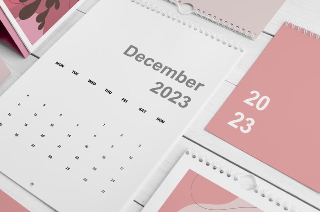 Календарь на 2023 год лежит на столе