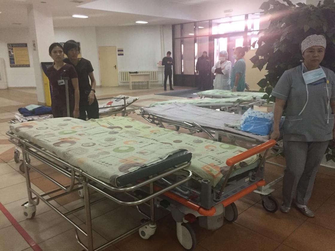 17 пострадавших доставлены в больницу после крушения самолета в Алматы