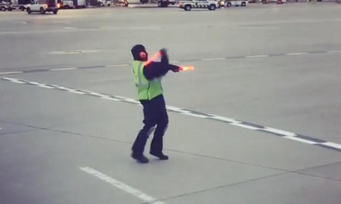 Работник аэропорта в Торонто пустился в пляс прямо на взлетной полосе