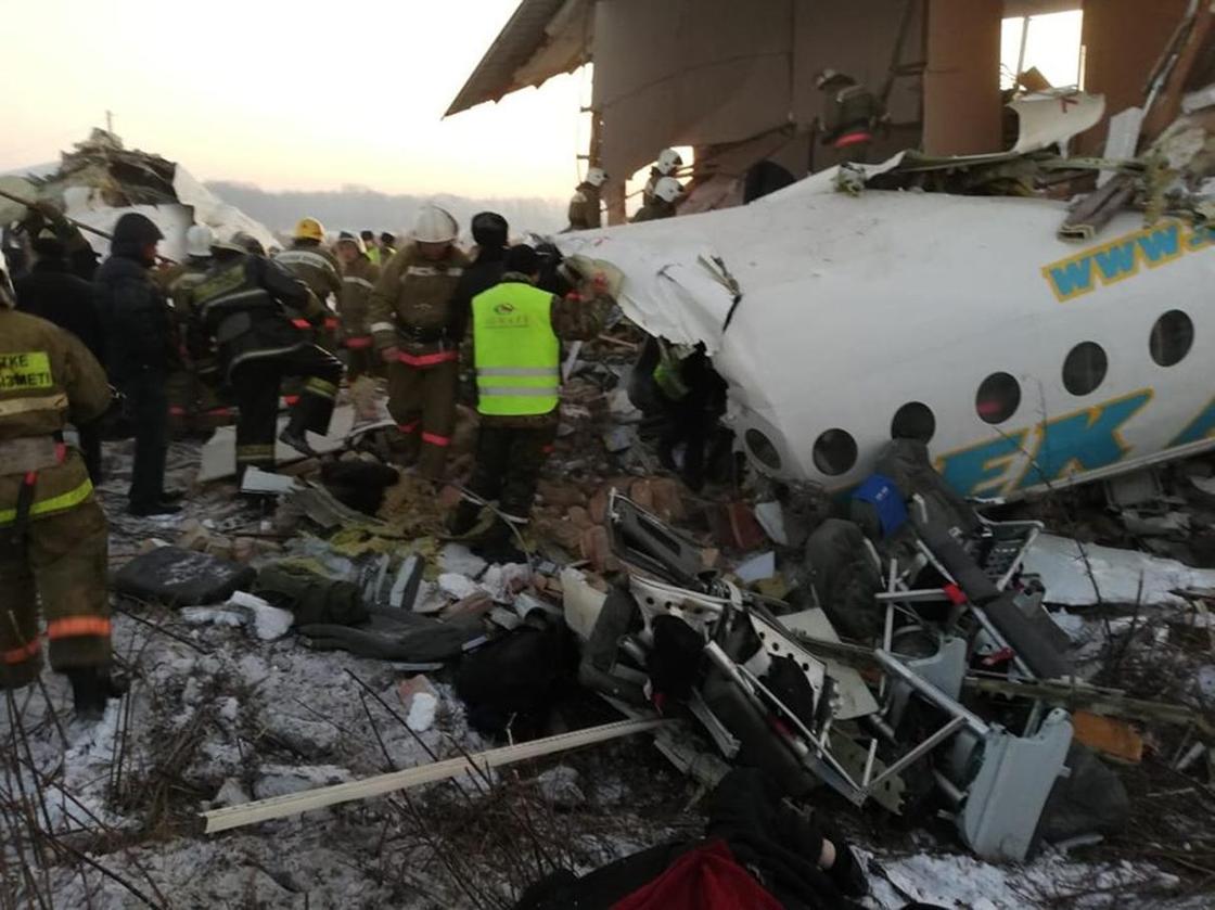 Семь человек погибли, трое пострадали в результате крушения самолета в Алматы (фото)