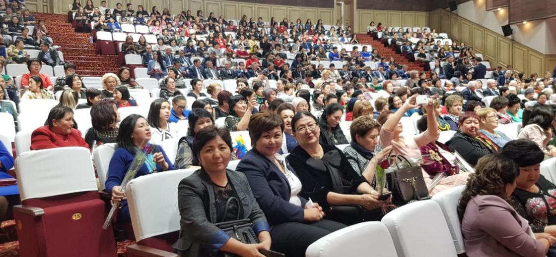 Аким Алматинской области поздравил женщин с 8 марта