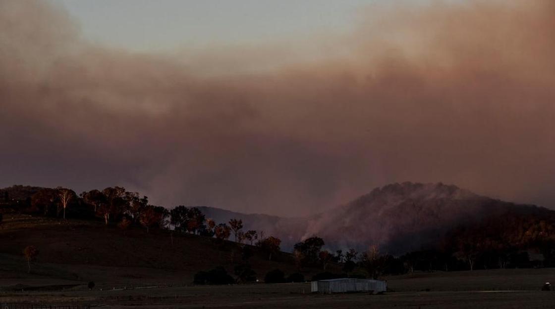 "Катастрофические" лесные пожары в Австралии: дым виден из ксомоса (фото, видео)
