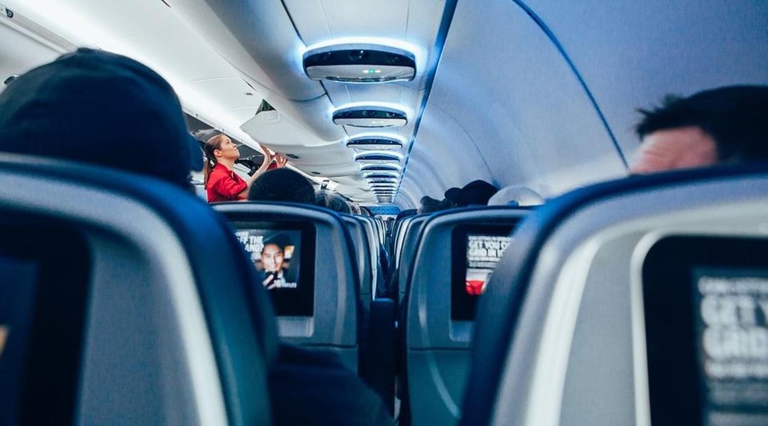 Подвинься и молчи: пассажиры рассказали, что их раздражает во время полета
