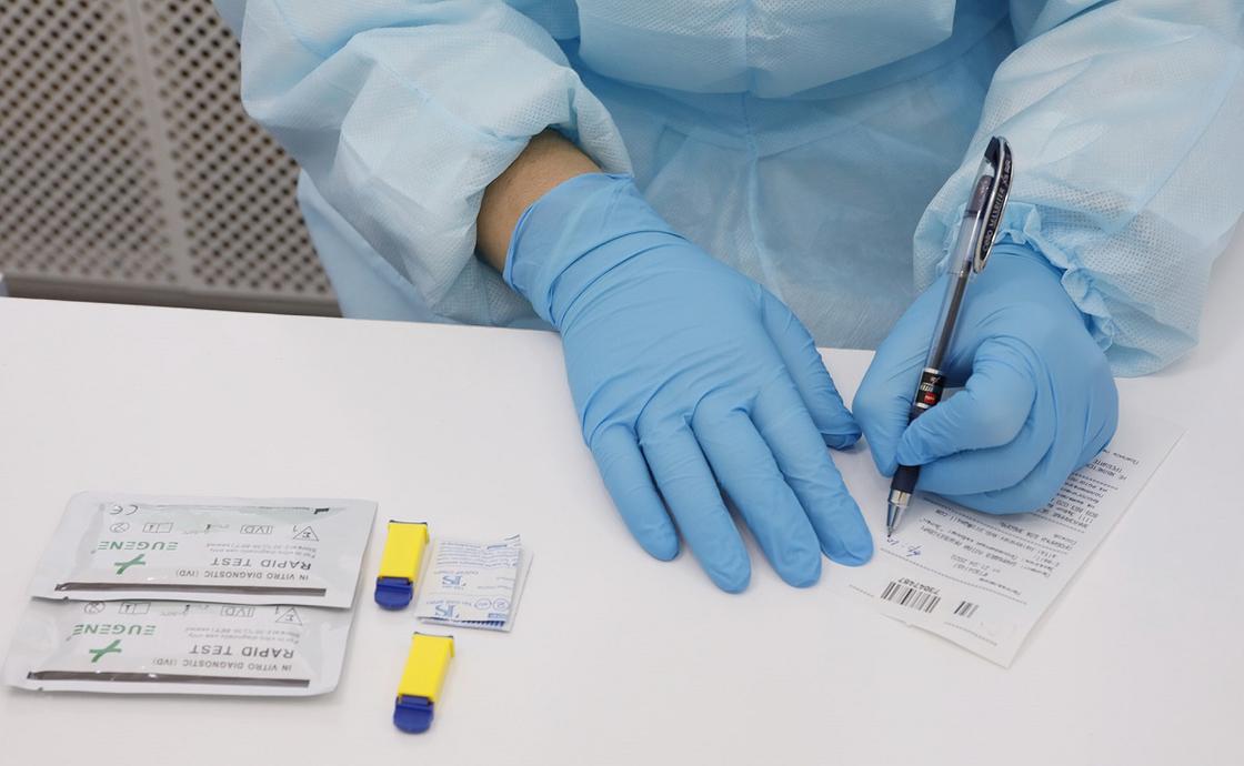 Минздрав не намерен отменять тесты на коронавирус для перелетов