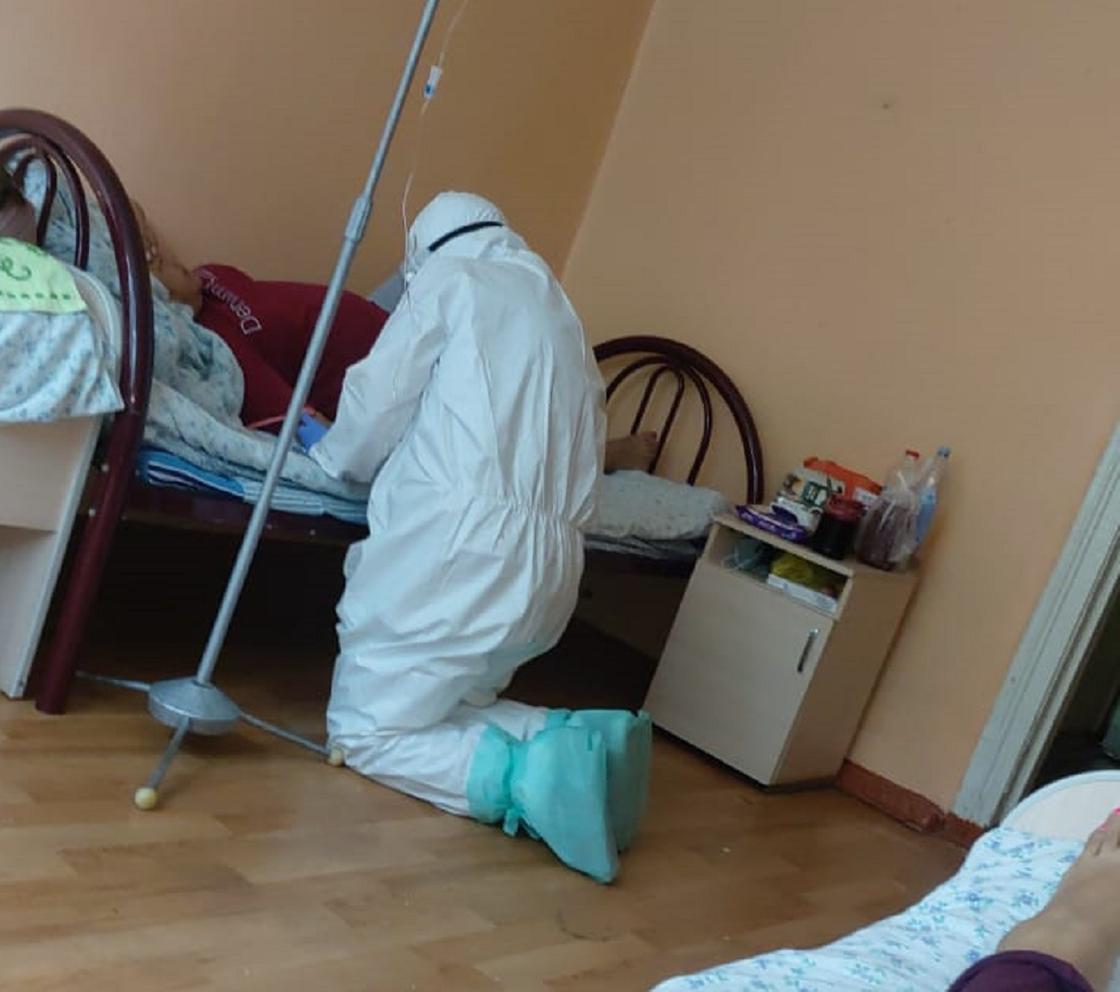 Врач на коленях пыталась спасти тяжелобольную пациентку в Алматы Врач на коленях пыталась спасти тяжелобольную пациентку в Алматы