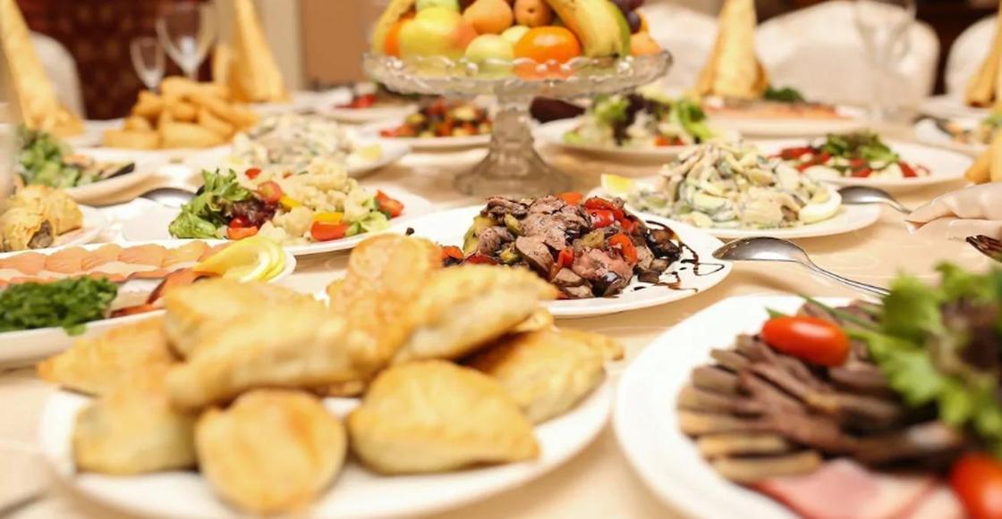 "Полностью сметают со стола": традиция саркыт исказилась, считают казахстанцы