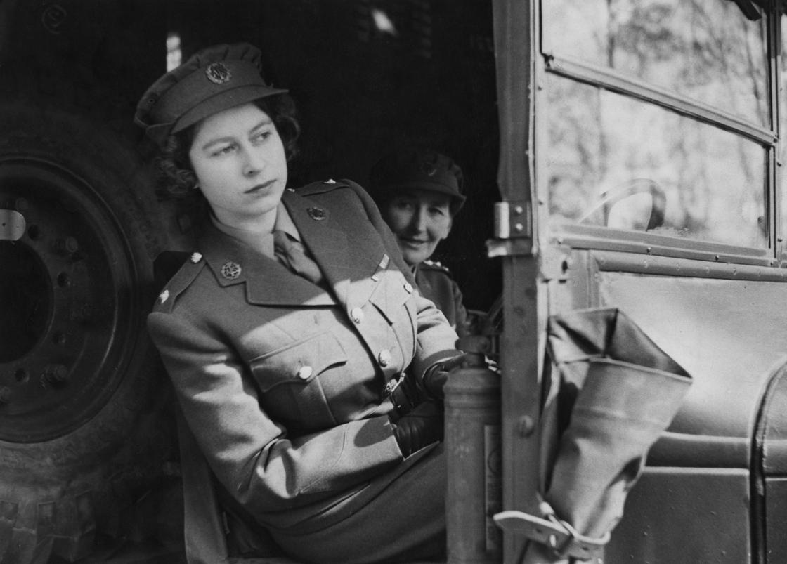 Принцесса Елизавета за рулем машины скорой помощи во время военной службы