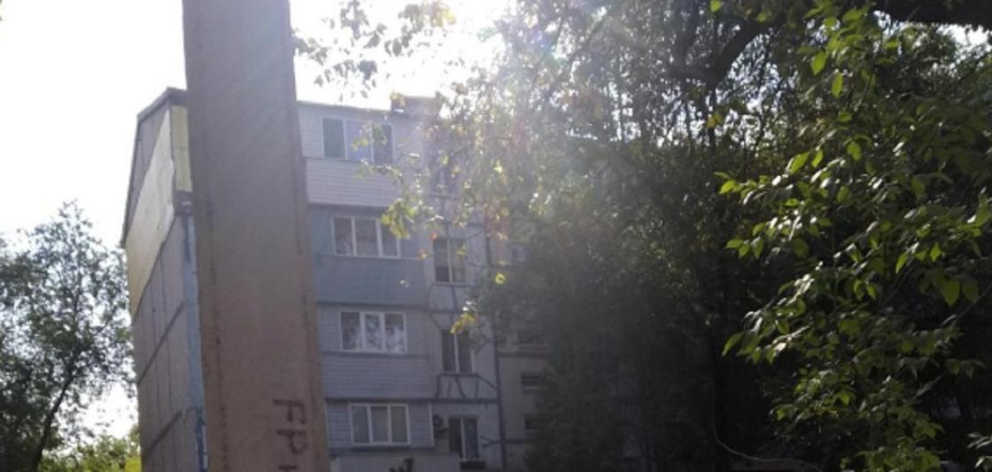 СМИ: Еще один дом изолировали из-за коронавируса в Алматы