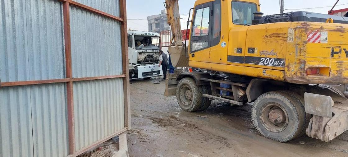 Поврежденный грузовик на месте ДТП в Алматы