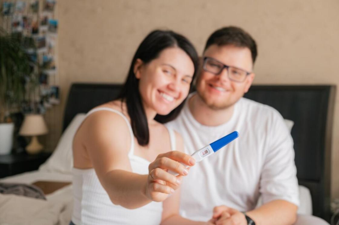 Влюбленная пара демонстрирует тест на беременность