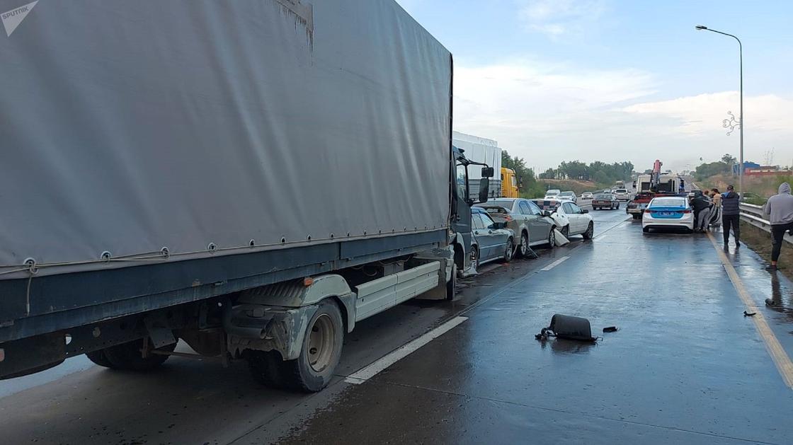 Место аварии с грузовыми авто в Алматы