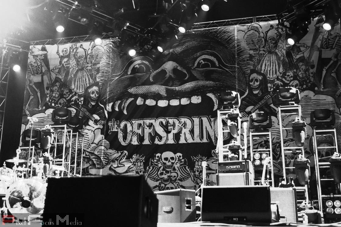Оформление сцены на концерте панк-группы The Offspring