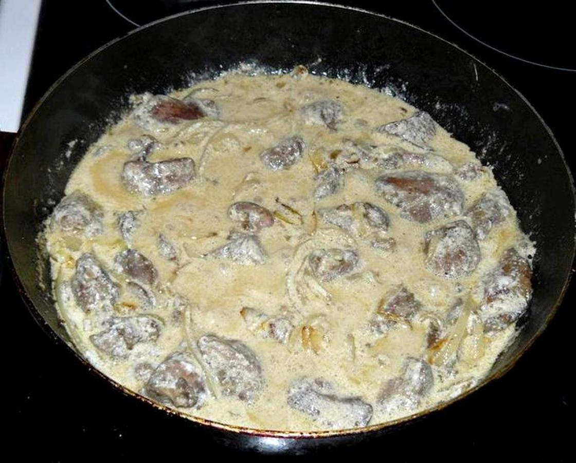 Как приготовить куриную печень с луком и сметаной Как приготовить куриную печень с луком и сметаной