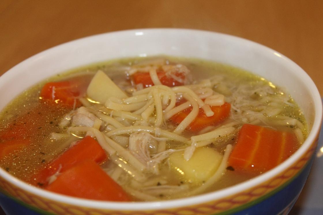 Куриный суп с лапшой в тарелке Куриный суп с лапшой в тарелке