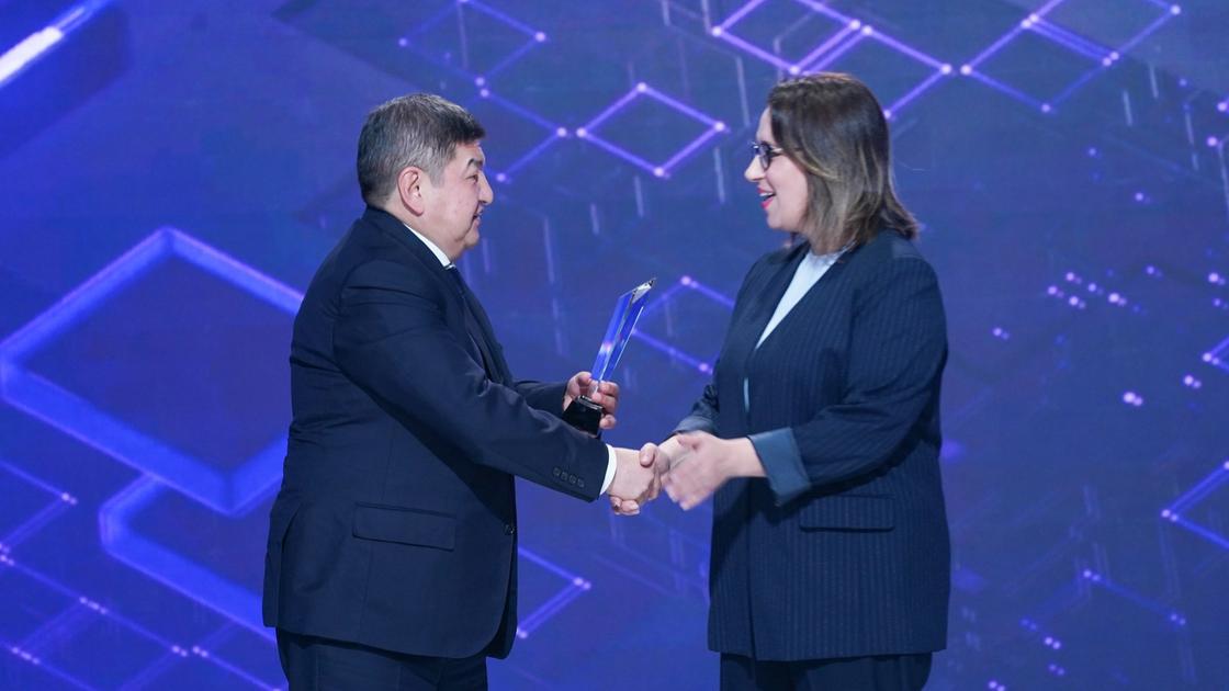 Акылбек Жапаров с победителем в номинации FinTech