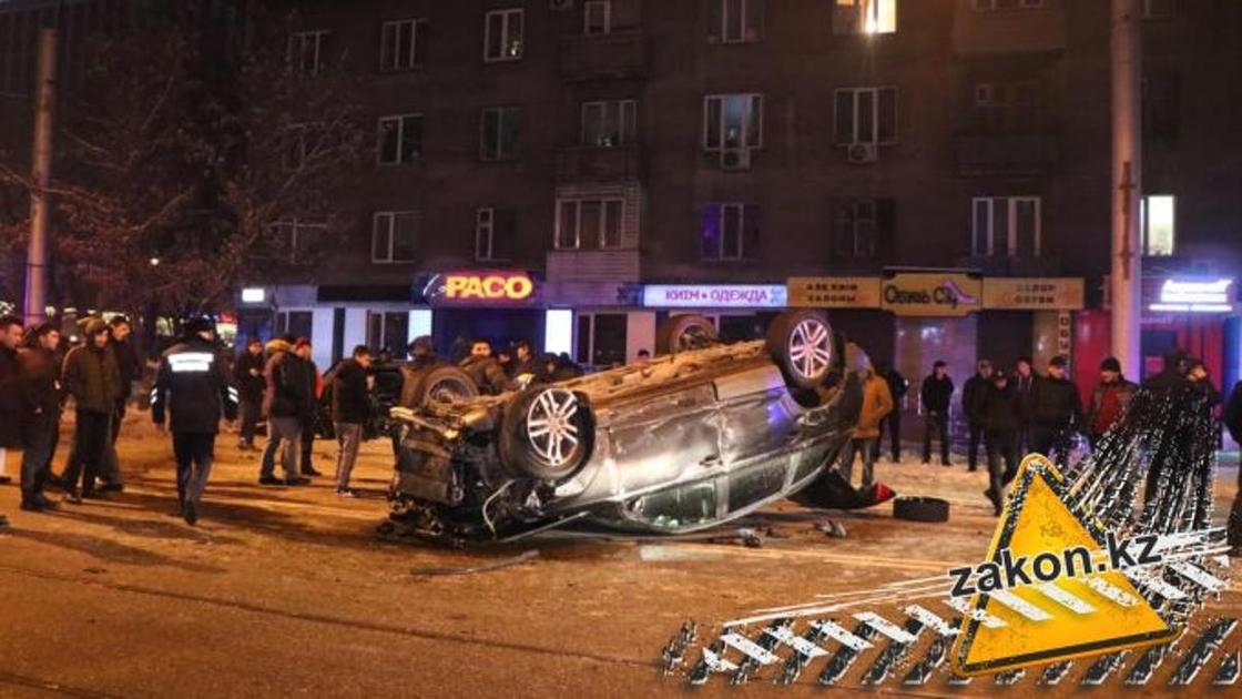 Шесть человек пострадали в крупной аварии в Алматы (фото, видео)