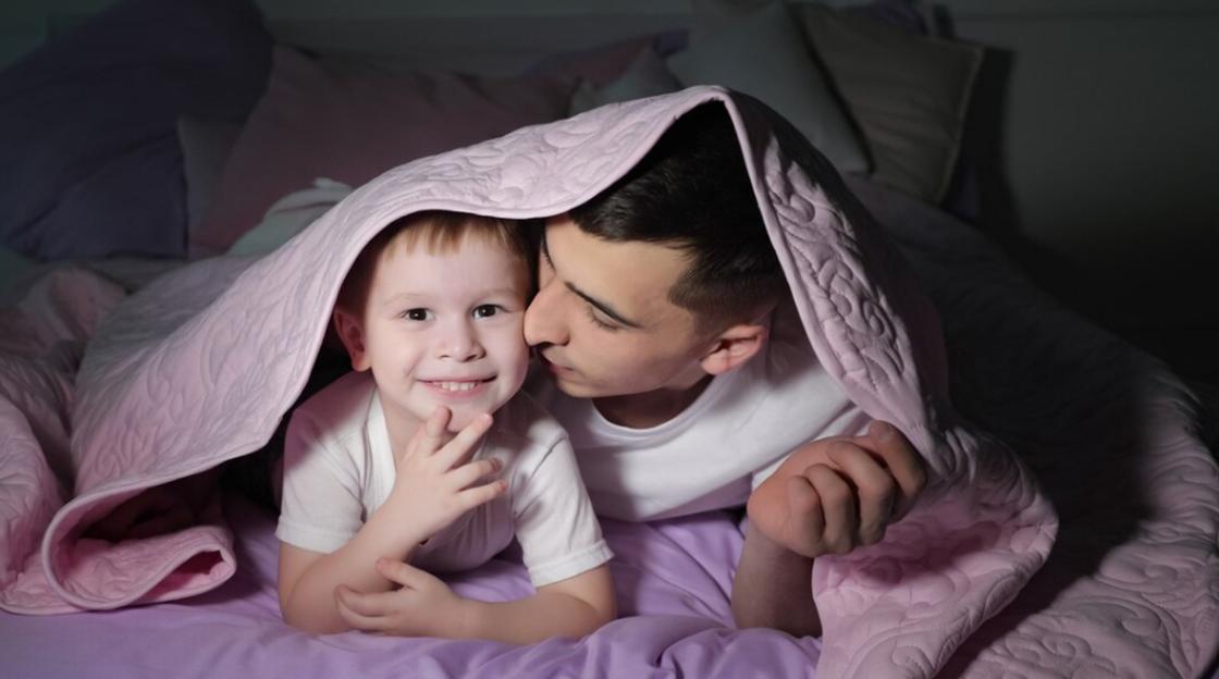 Отец и сын под одеялом