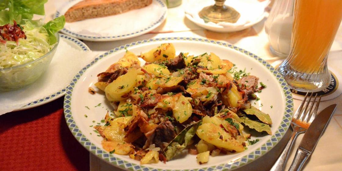 Жаркое с мясом на тарелке Жаркое с мясом на тарелке