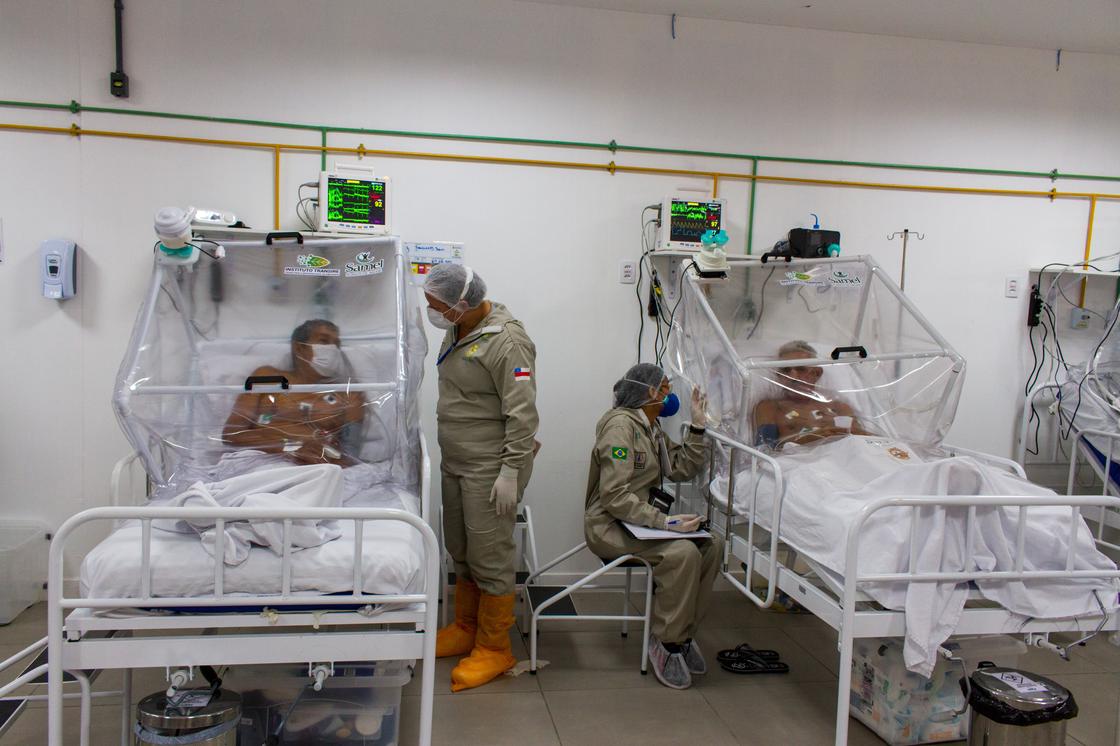 Медсестры с пациентами в одной из больниц Манауса