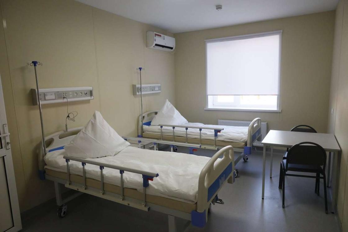 Койки для больных стоят в больничной палате