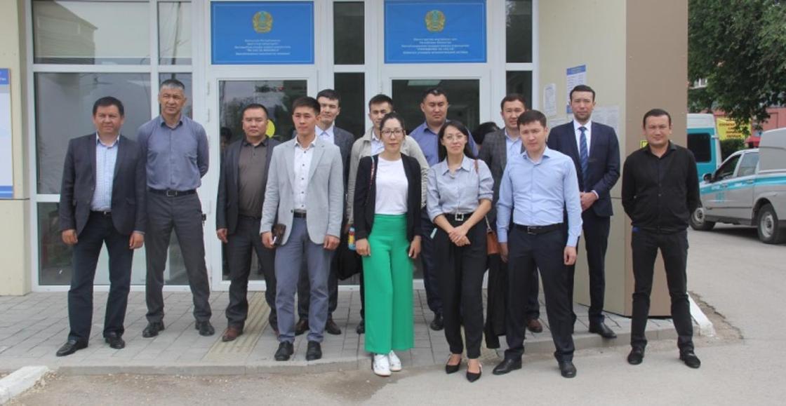“Печальное зрелище”: сотрудников департамента юстиции Алматы отвезли в тюрьму