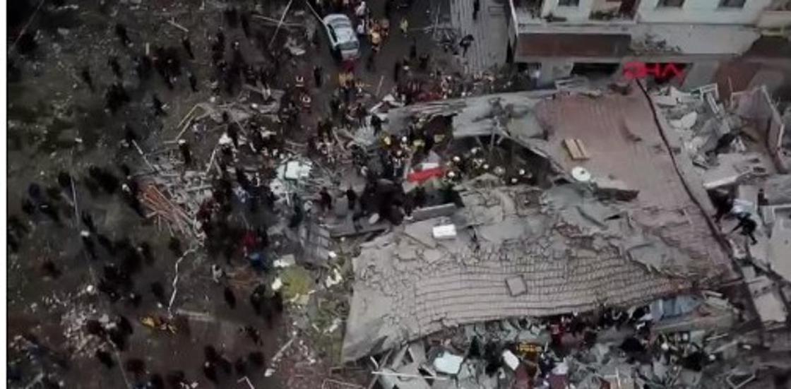 6-этажный дом обрушился в Стамбуле: под завалами есть люди (фото, видео)