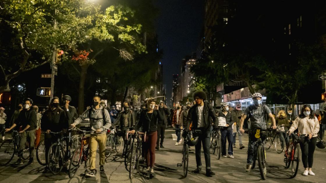 Протестующие на велосипедах собрались на дороге