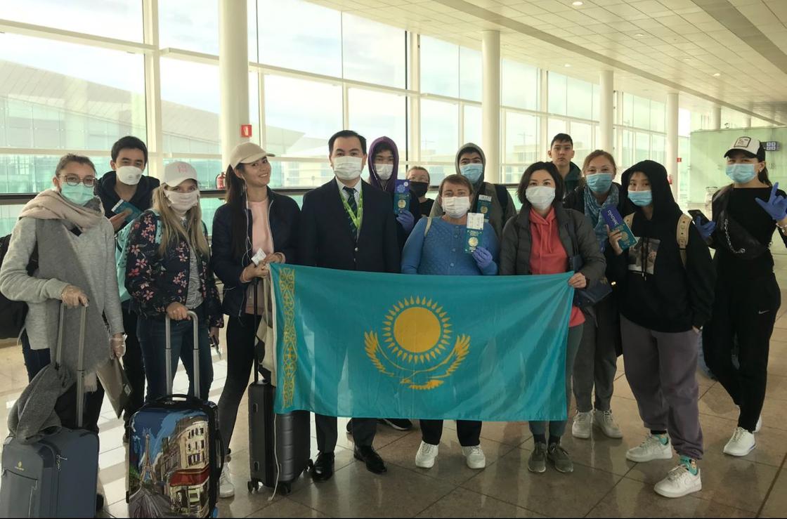 Более 150 казахстанцев вернулись домой из Испании