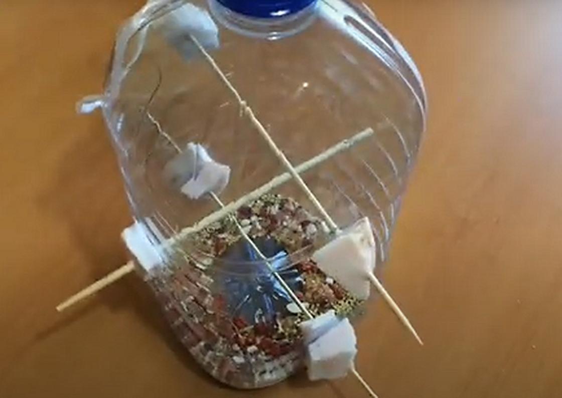 Кормушка для птиц из пластиковой бутылки - Коробочка идей и мастер-классов