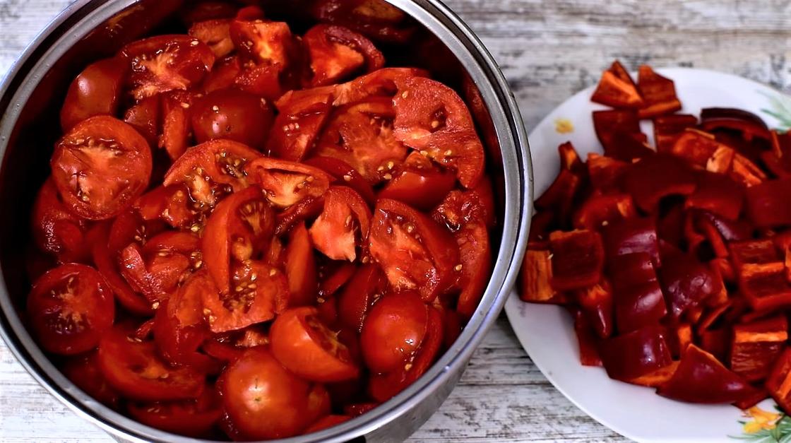 Нарезанные для кетчупа помидоры и перец