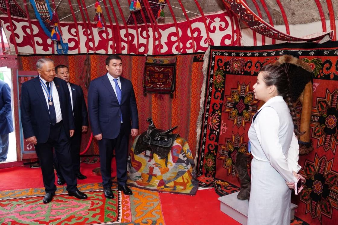 Люди в юрте