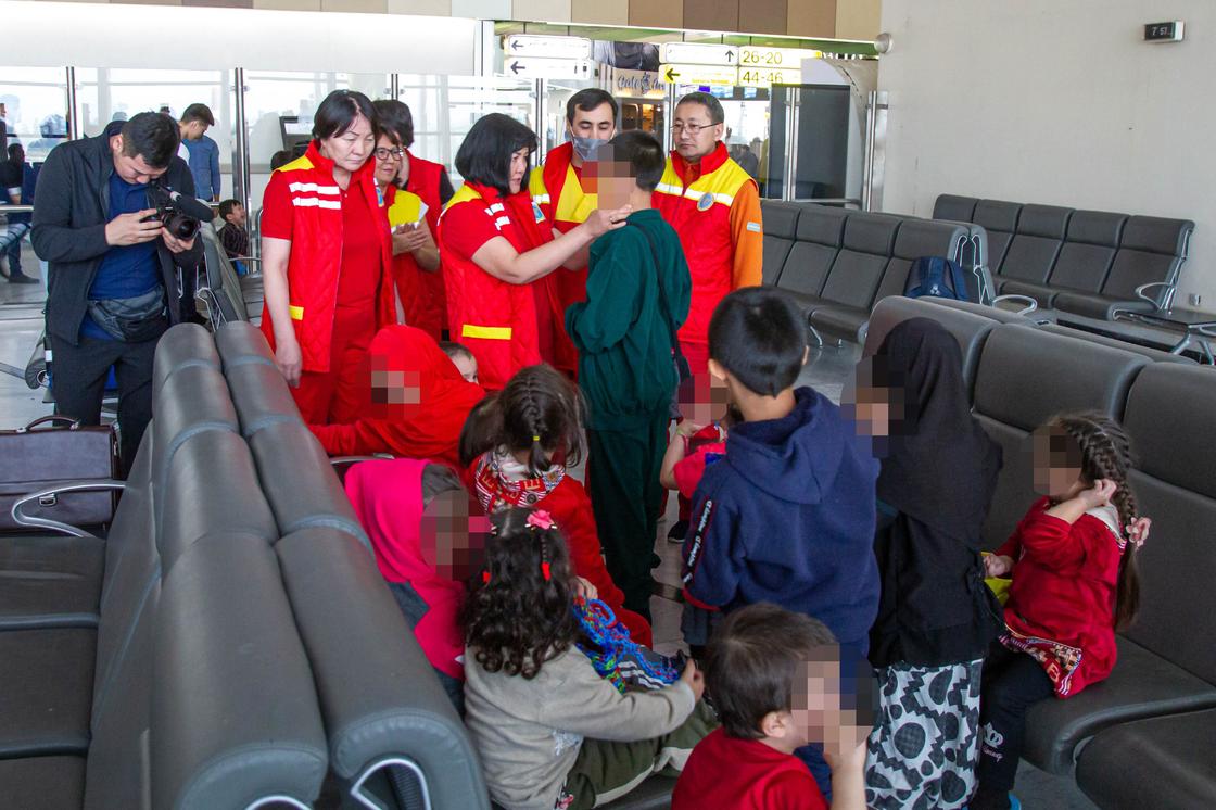 14 казахстанских детей вернулись домой из Ирака