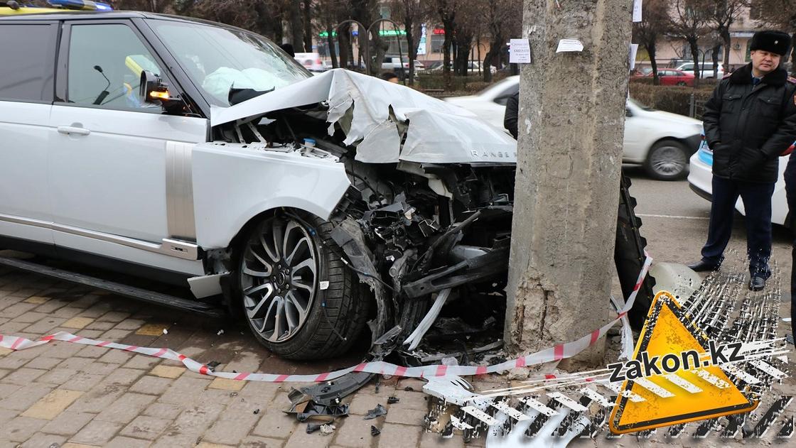 Водитель элитного авто сбил 5 человек и устроил массовую аварию в Алматы (фото, видео)