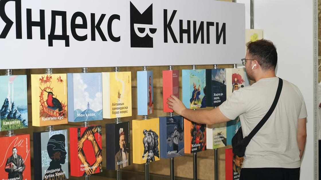 Мужчина возле стенда Яндекс Книги