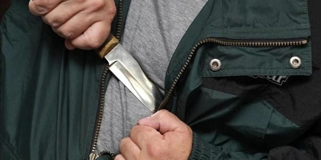 Двоих полицейских порезал ножом гражданин Узбекистана на трассе в Карагандинской области