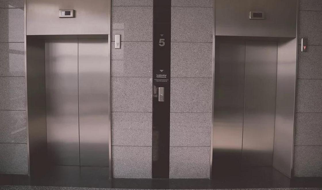 В Москве бригада врачей застряла в лифте, пациентка умерла. При чем тут реновация?