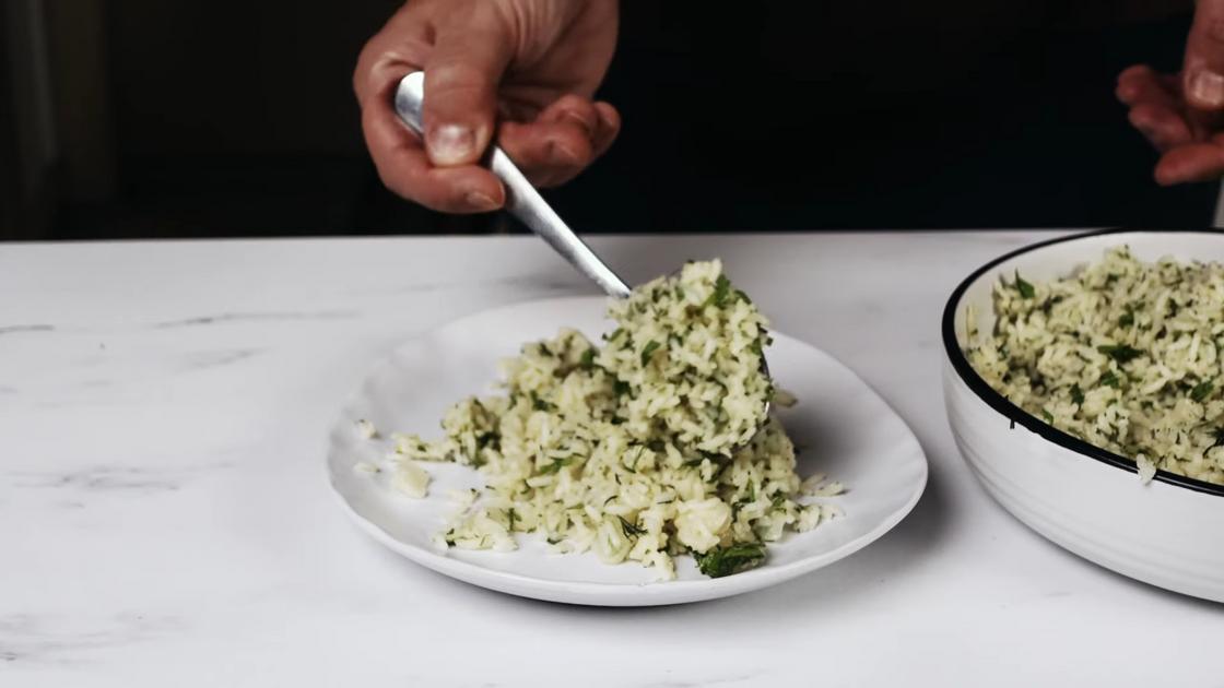 Сервировка риса с зеленью. Приготовленную крупу насыпают на тарелку