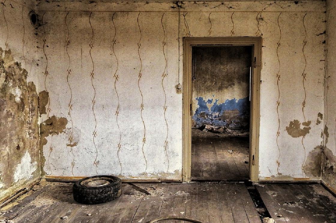 Молодую учительницу изнасиловали в заброшенном доме в Павлодарской области