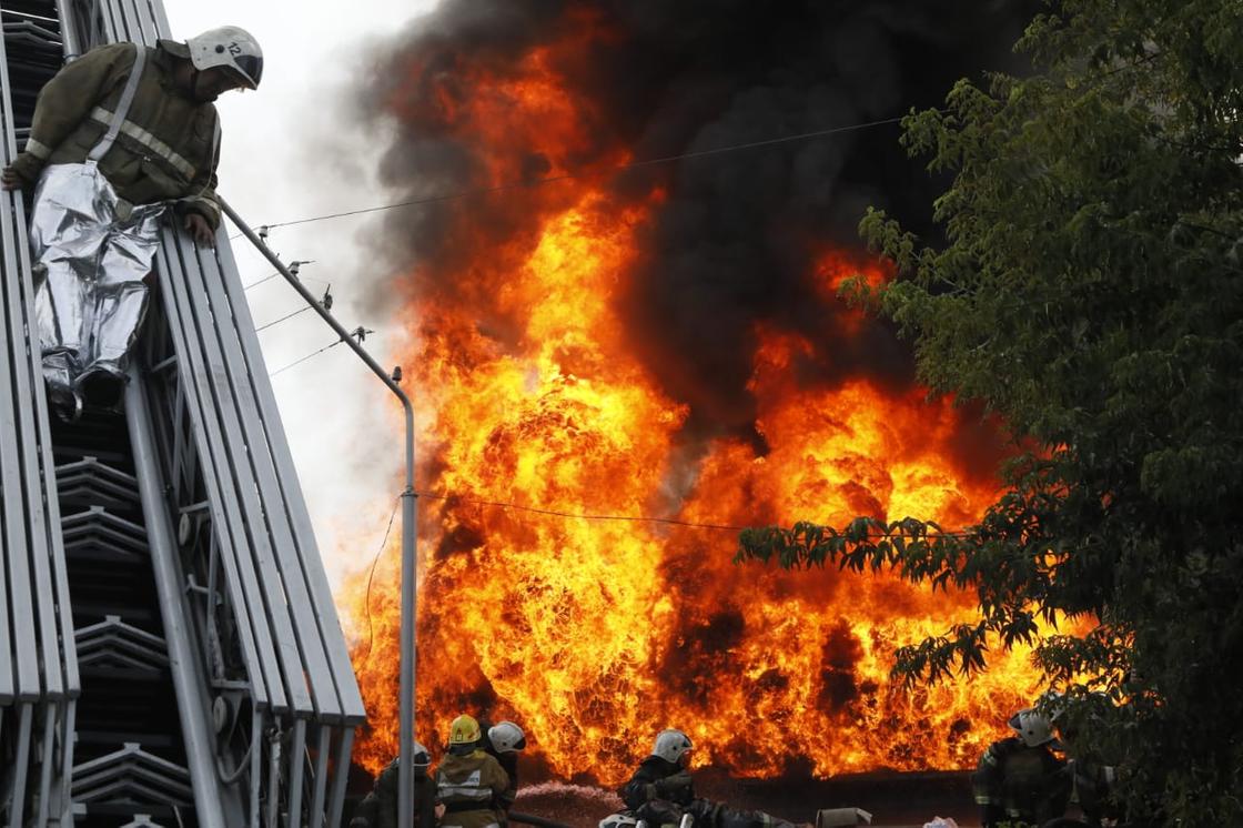 Склад горит в Алматы: глава ДЧС рассказал о тушении пожара (фото)