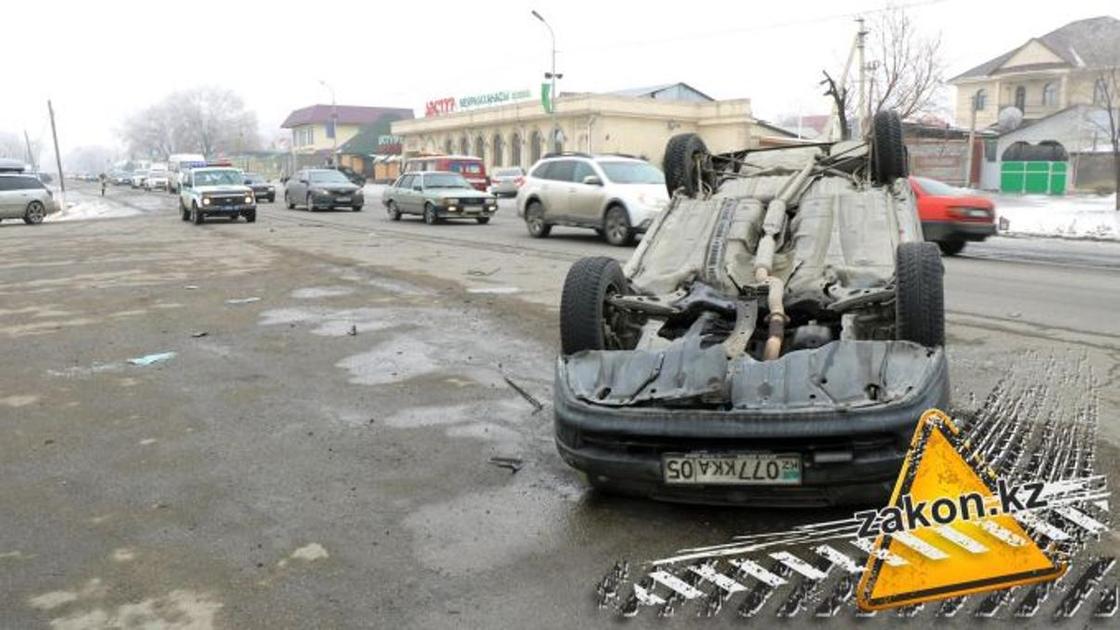 Toyota после ДТП опрокинулась на крышу и въехала на заправку на Талгарском тракте (фото, видео) Toyota после ДТП опрокинулась на крышу и въехала на заправку на Талгарском тракте (фото, видео)