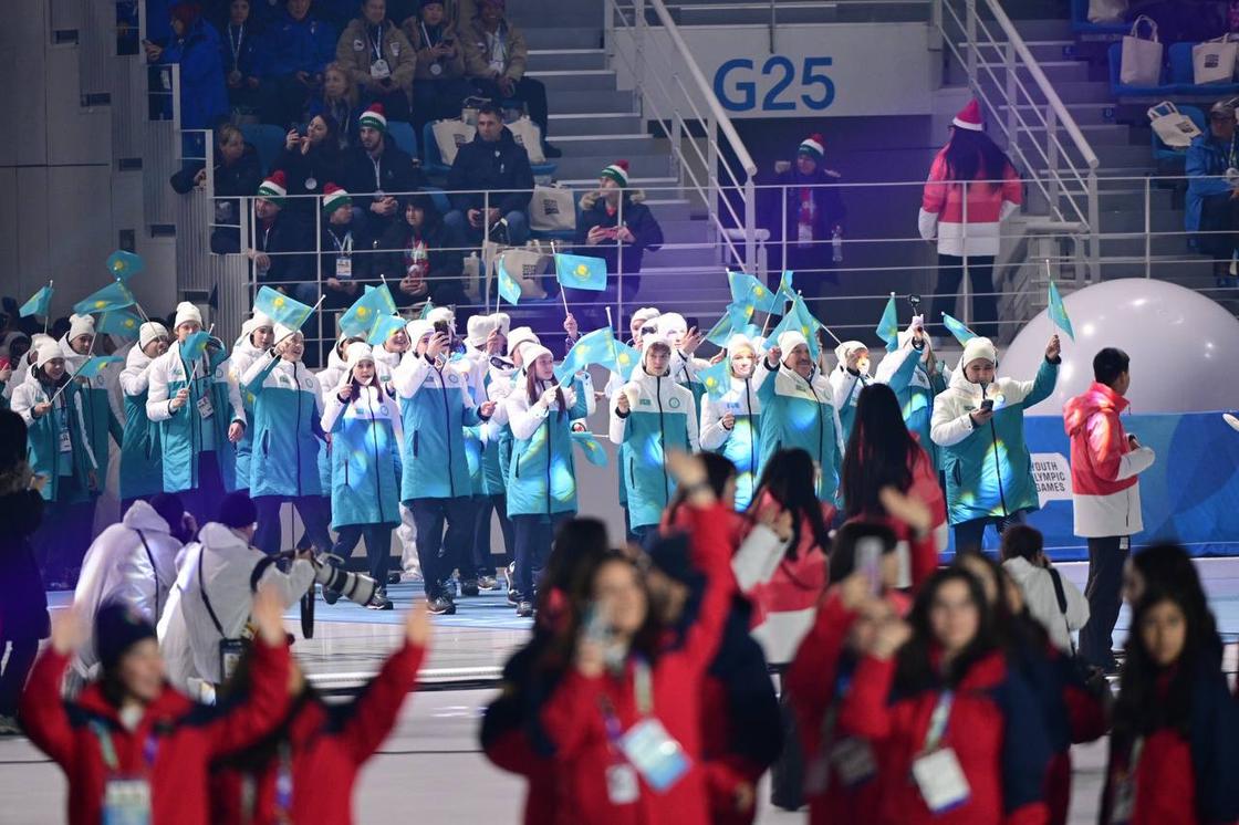 Сборная Казахстана в параде стран на церемонии открытия зимних юношеских олимпийских игр